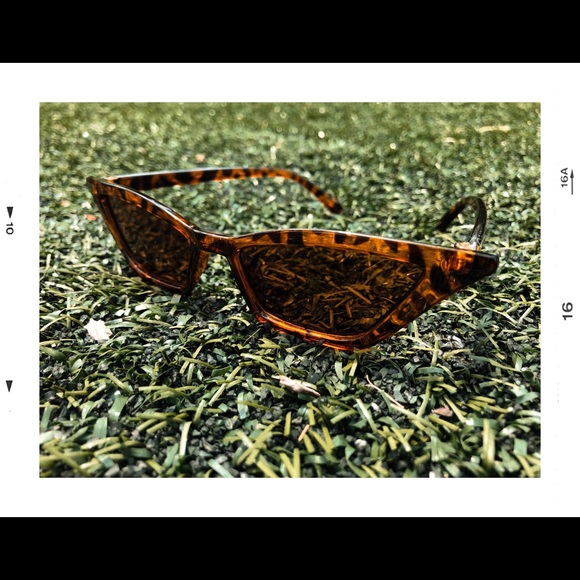 SOLD 🐆🌹 TRENDY CHEETAH CAT-EYE SUNGLASSES - Picture 1 of 3